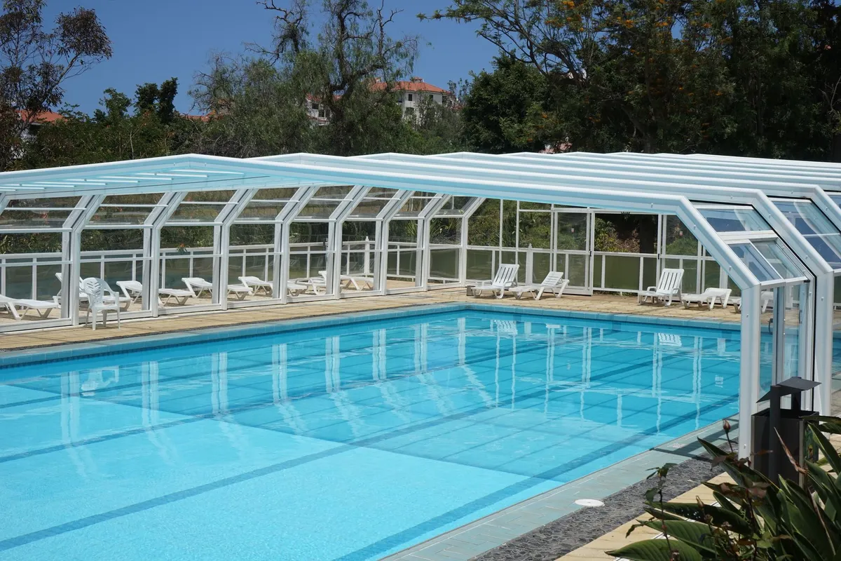 Abri Jacuzzi : comment bien le choisir pour Protéger et Sécuriser son Spa ?