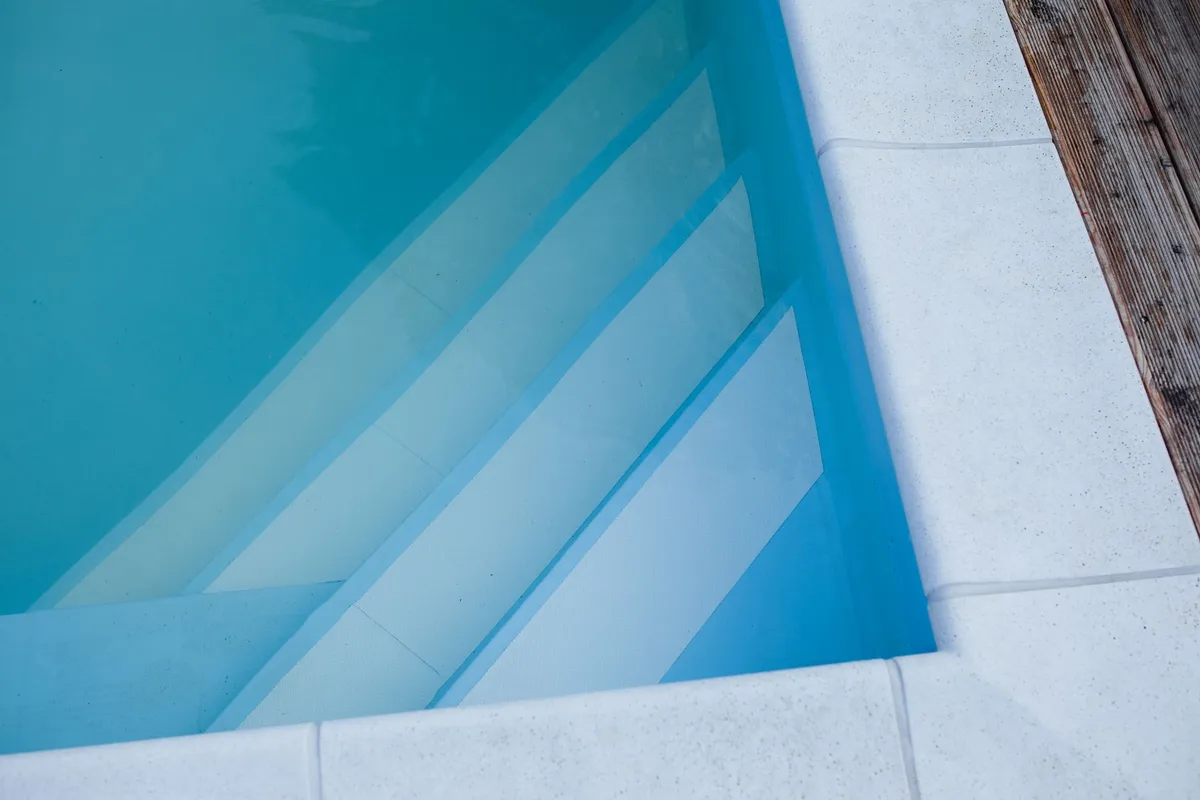 Escalier piscine Hors Sol : comment bien le choisir ?