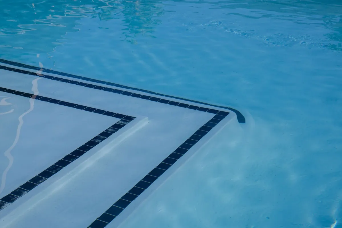 Plan d'escalier de piscine avec plage ou banquette
