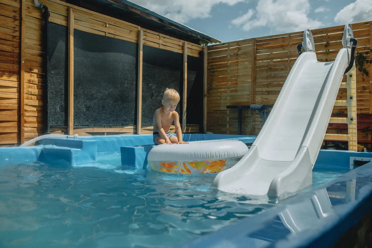Toboggan piscine : comment le choisir et l'installer en sécurité ?